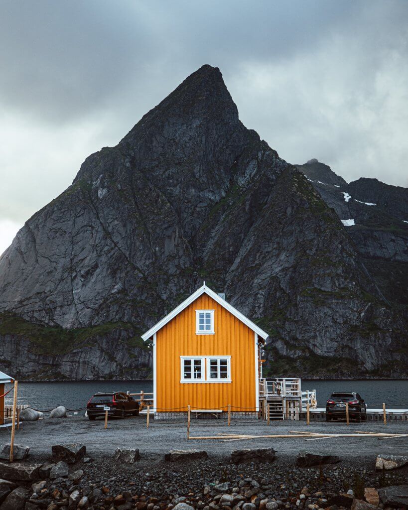 hus foran fjell